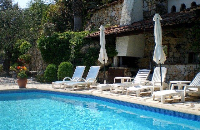 Luxury villa/apart.Private heated pool. 3 mins. to village. 20mins Nice/beach.