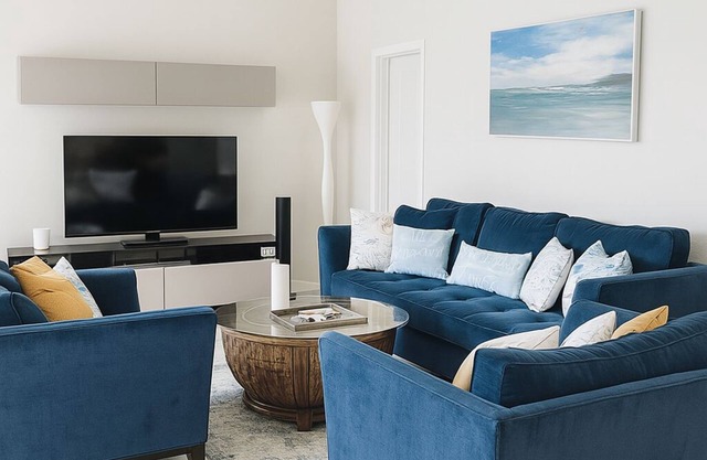 Luxury Villa Casa Blanca Naples ⭐ Heated Pool & Spa, Close to 5th Ave & Beaches