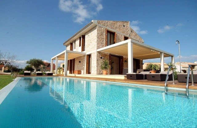 Luxury villa for 10 with pool, gym, AC and wifi, only 150m to the sea