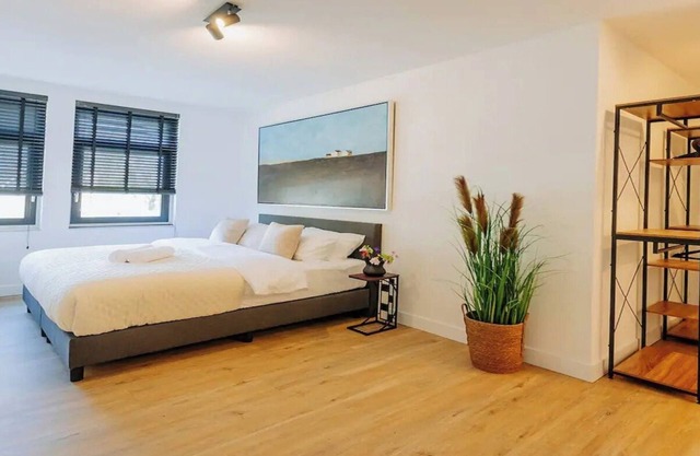 LUXURY VILLA IN AMSTERDAM WITH 6 BEDROOMS, PRIVATE GARDEN, ELEGANT INTERIORS