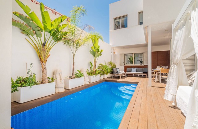 Luxury Villa in Valencia with private pool and cinema roomBig house