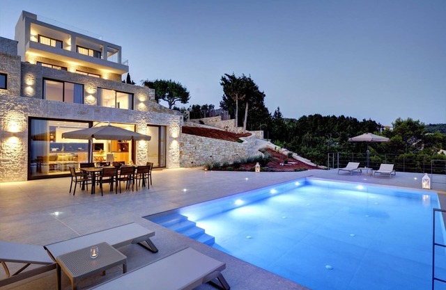 Luxury Villa & Infinity Pool Above Caves