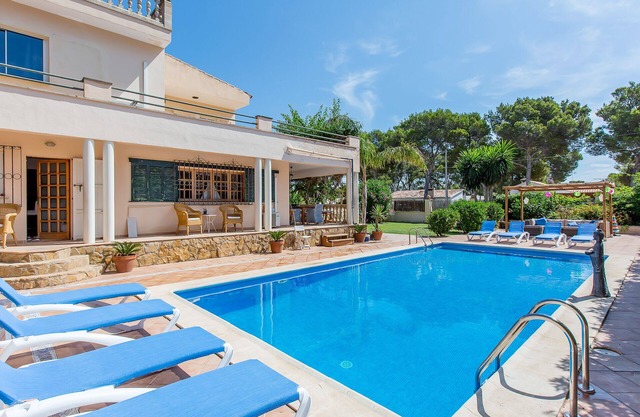 Luxury Villa, Large Pool, Tennis Court. 5 beds 5 baths Aircon/heating all rooms
