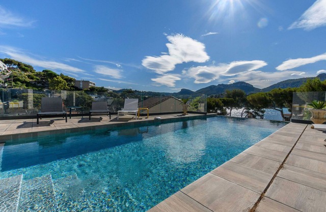 Luxury Villa Swimming Pool with Sea View