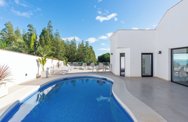 Luxury Villa with Private Pool, with Sea View, Wi-Fi and Air Conditioning