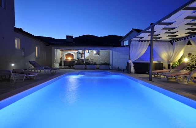 Luxury villa with a swimming pool Plano, Trogir (K-18490)