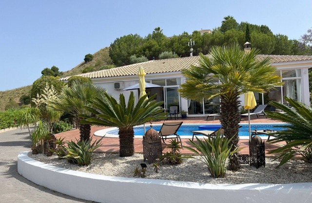 Luxury villa with great views - private pool - large winter garden