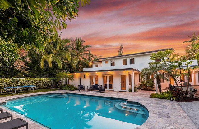 Luxury Villa with Pool sleeps 12. Outside Kitchen, Basketball, Billard !