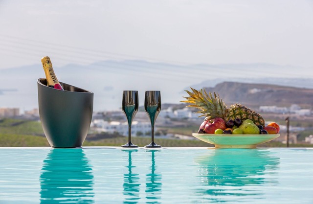 Luxury Villa with Private Heated Pool, Sunset and Caldera View