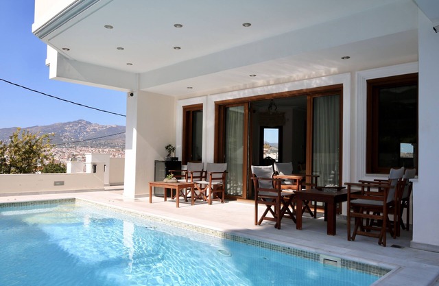 Luxury Villa with swimming pool , jacuzzi spa & great view, can guest 8 person