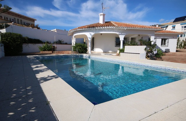 Luxury Villa with Sea Views, Private Pool, Beside Beach, near All Amenities Wifi