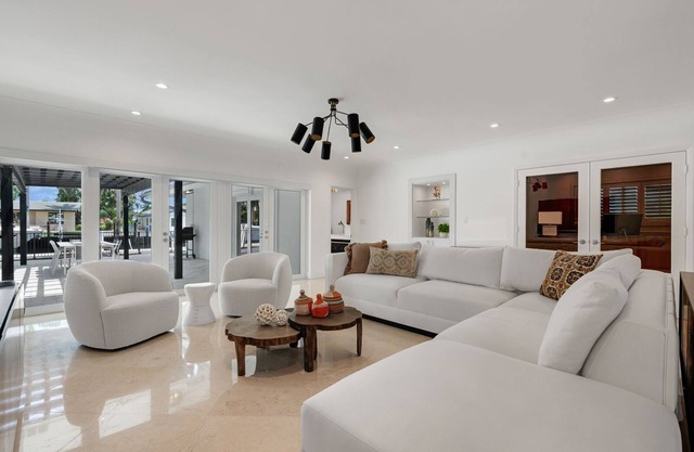 Luxury Waterfront Villa! Harbor Beach, 5 min to the beach