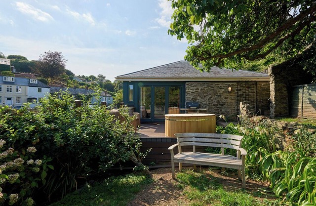 Luxury Waterfront Boathouse with Hot Tub, Private Garden & Alfresco Kitchen