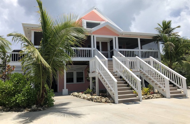 Luxury Waterfront Home, Junkanoo Villa, with Private Dockage and Pool
