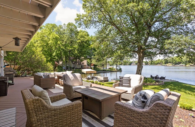 Luxury Waterfront Lakehouse-Views from every bedroom 🦆