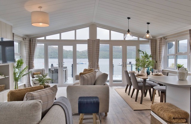 Luxury Waterside Lodge on Loch Lomond, Scotland - Hot tub, sleeps 4, Loch View