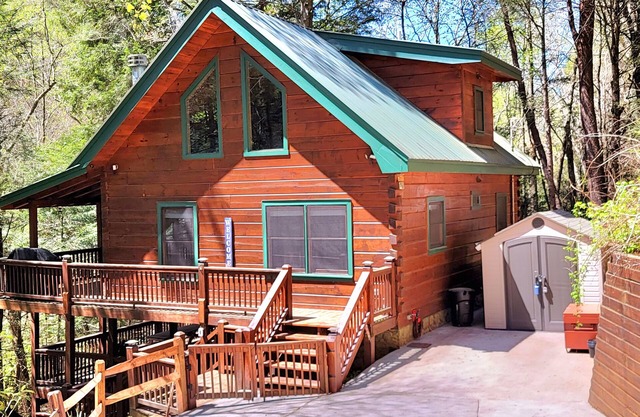 LUXURY WATWRVIEW CABIN WITH 2 FIREPLACES