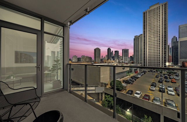 Luxury West Loop Rentals: Modern Suites w/City Views & Resort Amenities