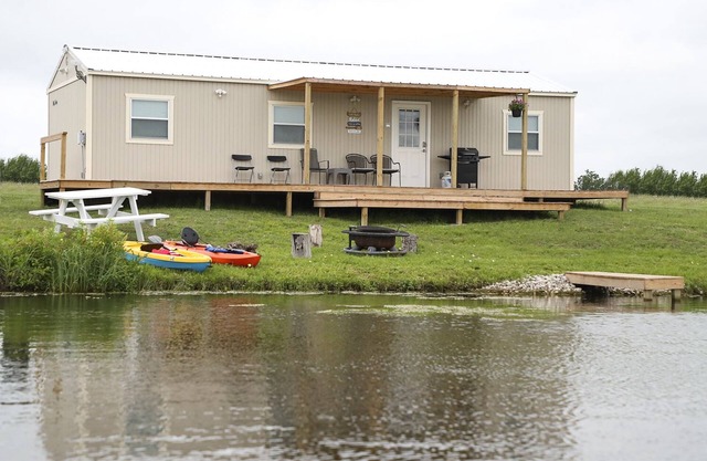 Luxury Wolf Lodge - 2 bedroom - Lakefront.