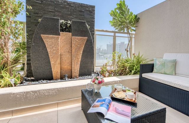 Luxury yet cozy 3 bedrooms apartment w/ huge terrace, gym+pool, great location