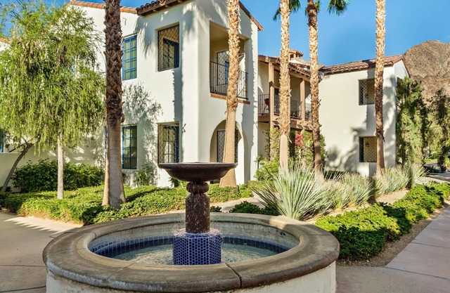 LV100 Upstairs 1 Bedroom Legacy Villas Retreat Overlooking a Community Fountain!