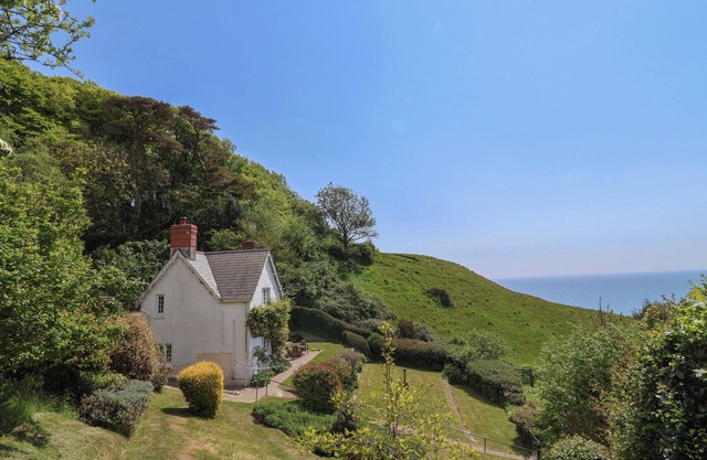 LYNCH COTTAGE, pet friendly, with open fire in Lyme Regis