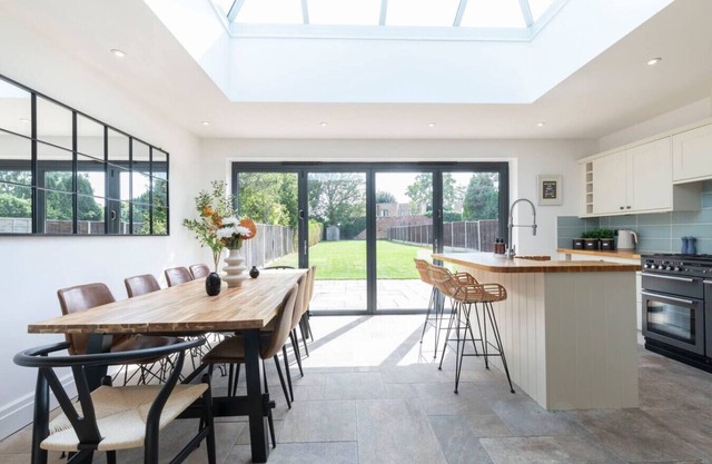 Lythwood House - Detached Home Close in Gloucester