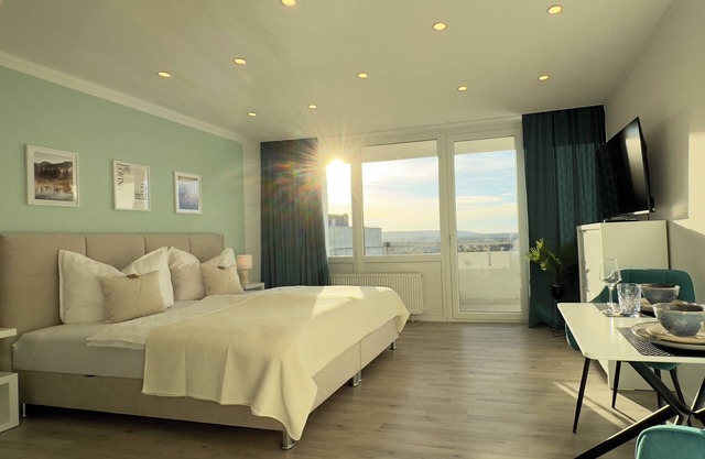 M&D apartments near the stadium with balcony - Netflix - Kitchen - Sunset View