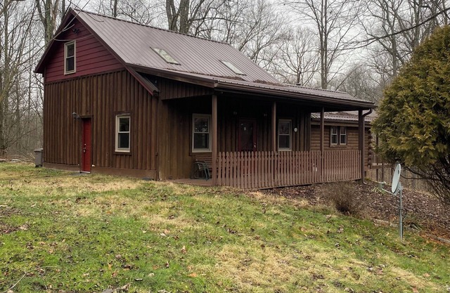 M'Hollow a cozy 2-bedroom cabin in serene Logan with AC, WiFi