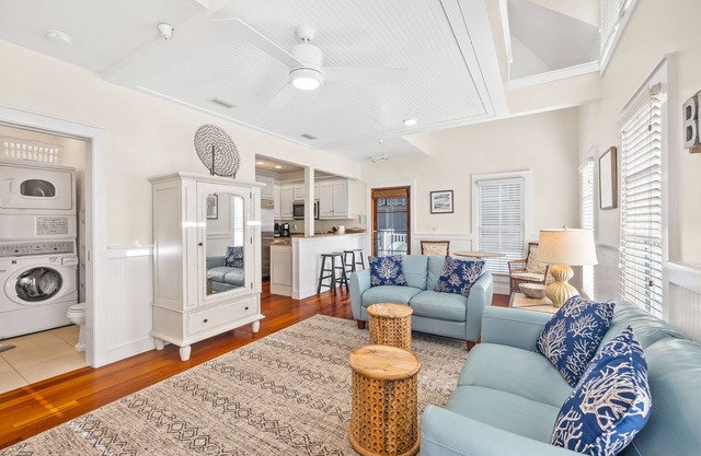 Madison Carriage, South of 30-A in Rosemary Beach. Close to Beach, Pool and Shoppes.