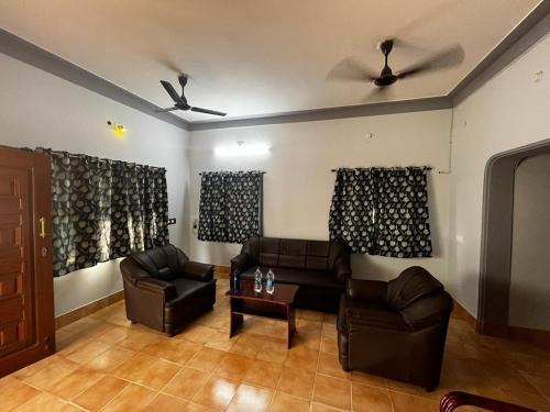 Madura Homestay - Gorgeous Home with 2BHK 5 minutes from NH44