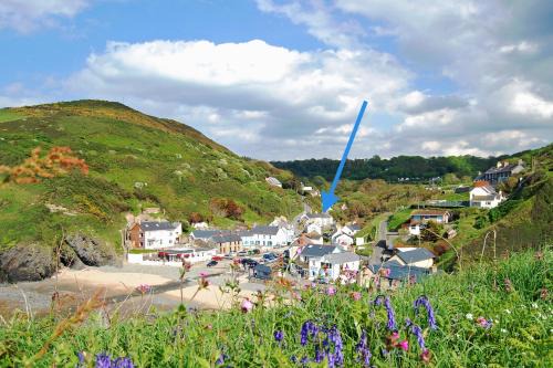 Maelfa Crannog Isaf Llangrannog