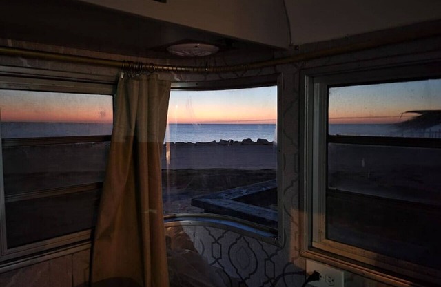 Maggie · Maggie At The Beach - Waterfront Retro Retreat