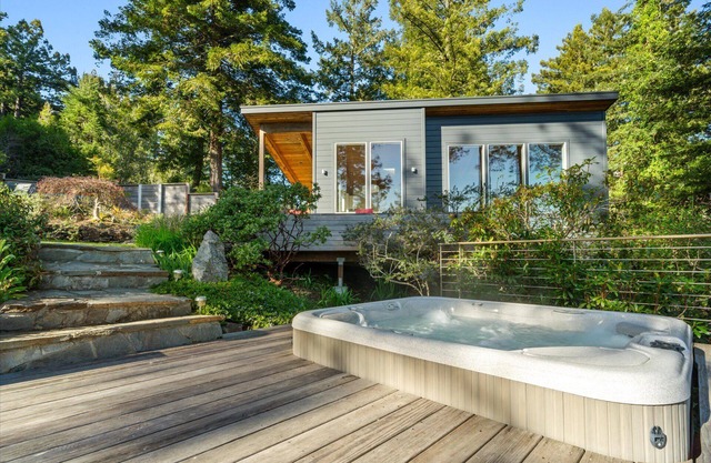 Magic Madrone~Stylish and Cozy Hideaway w/Stunning Redwood Views!HotTub/WiFi