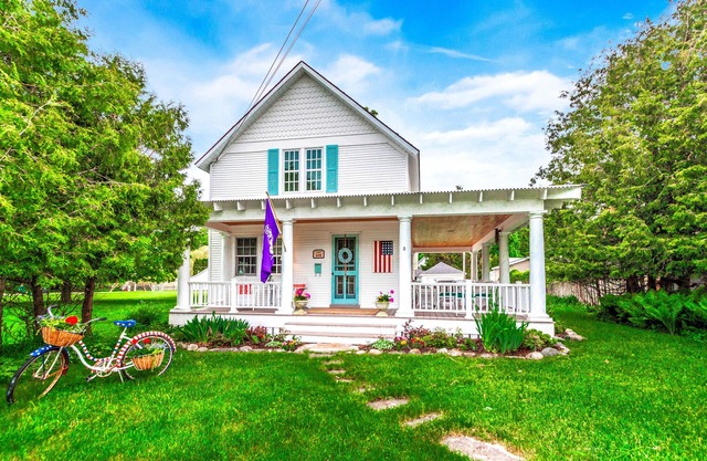 Magical Harbor Spring Cottage-In Town- 4th of July and 7/26 to 8/2 just opened!
