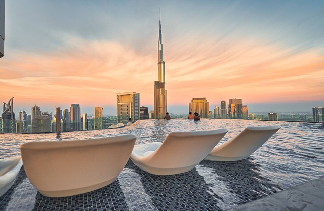 Magical One Bedroom Apartment With Rooftop Pool & Burj Khalifa View Sleeps 4.