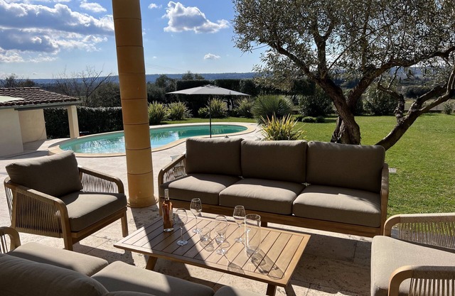 Magnificent 10-person villa with lagoon pool and panoramic view.