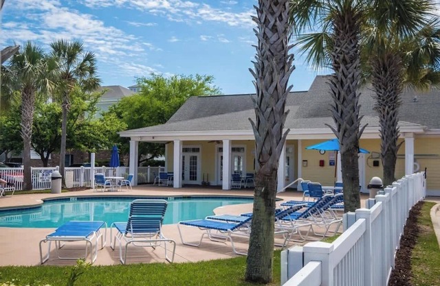 Magnificent 2BR condo, ground floor , Pool