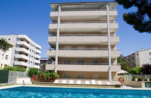 Magnificent apartment next to Paseo Jaime I, large terrace and pool.