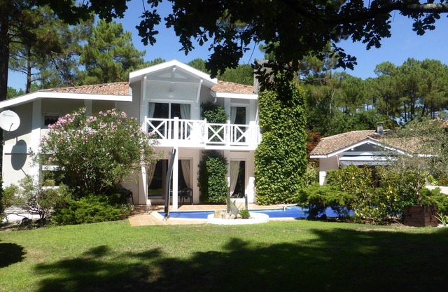 Magnificent architect-designed villa of 220m² located in Biscarrosse lac! Golf domain