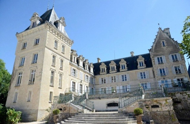 Magnificent château in the Loire Valley for 14 people