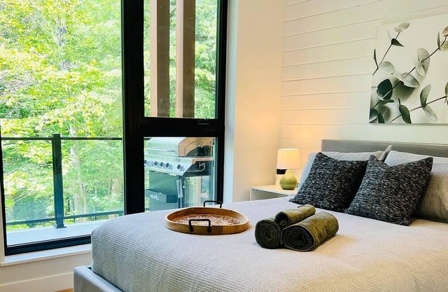 Magnificent Condo!*10 people*SPA*Pool*Skiing*at the foot of Mont-Orford