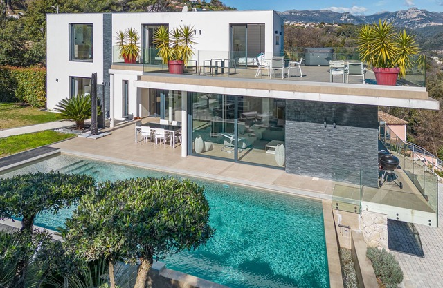 Magnificent contemporary villa on the heights of Cagnes!
