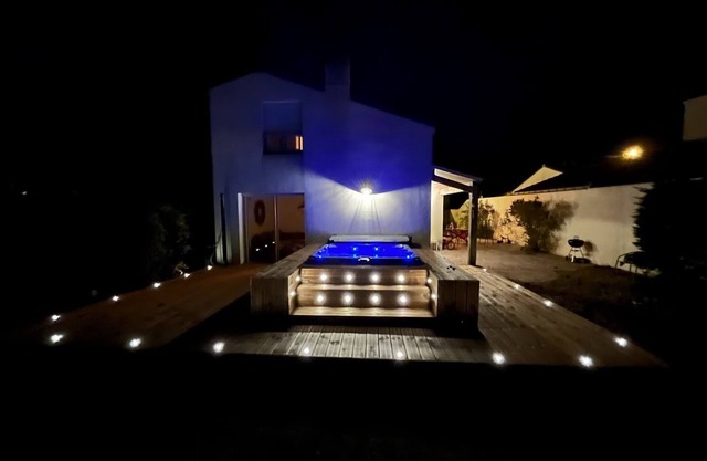 Magnificent villa with jacuzzi 50m from the beach