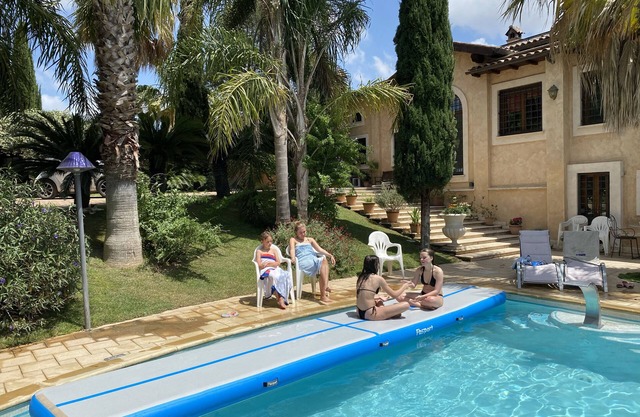 Magnificent Luxury Villa in Rome. Private pool and large garden.