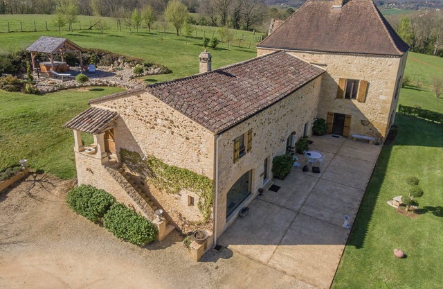 Magnificent property from the 16th Century, with private pool, spa and a view