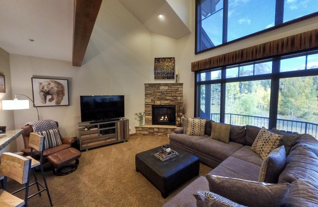 Magnificent Townhome! Epic Mountain Views! 2 Miles to Purgatory Heated Pool !