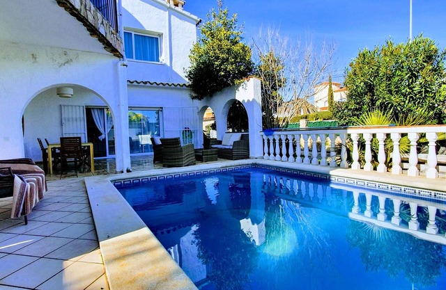 Magnificent villa with pool Empuriabrava