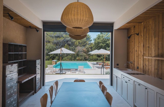Magnificent villa with swimming pool in Ménerbes, Picasso's adopted village.