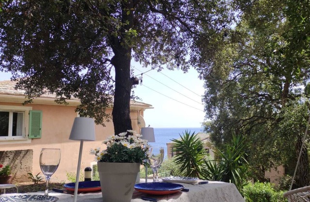 Magnifique vu mer Deux Chambres Jardin Ombragé Balcon à 5 min à Pieds de la mer